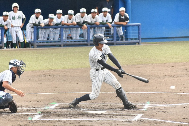 【明徳義塾-梼原】一回表明徳義塾2死一、三塁、加藤の適時打で米崎が生還し、1点を先制=高知市の県立春野球場で2021年7月23日午前9時1分、小宅洋介撮影