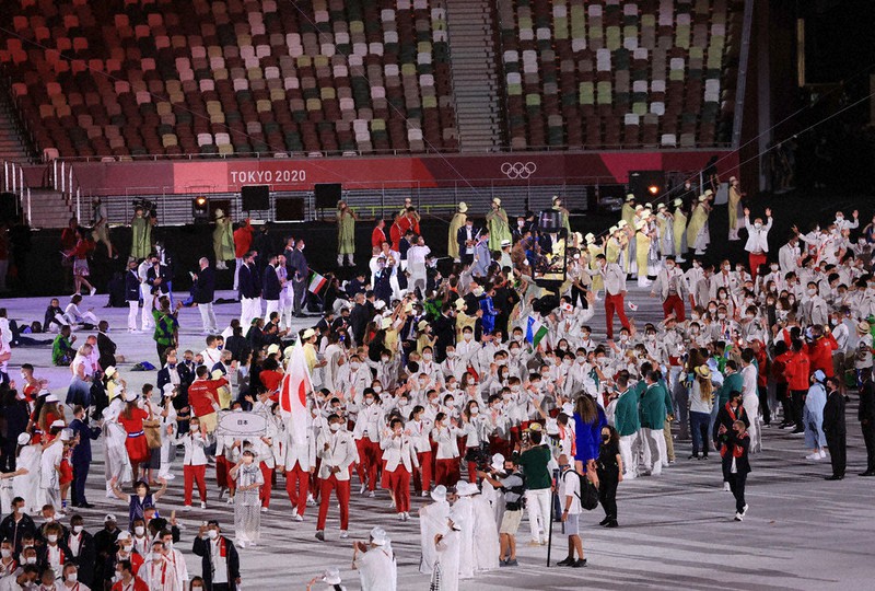 無観客の東京五輪開会式で入場行進する日本選手団=国立競技場で2021年7月23日午後10時33分、梅村直承撮影