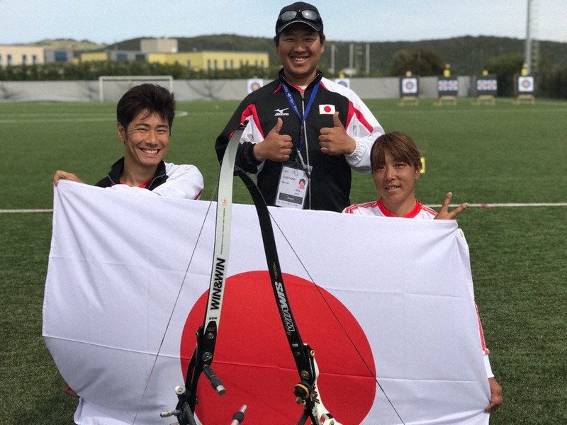 2019年の国際大会で銅メダルを獲得し、笑顔の上山友裕(左)とペアを組む重定知佳(右)。両選手を指導するのは末武寛基コーチ(中央)だ=日本身体障害者アーチェリー連盟提供