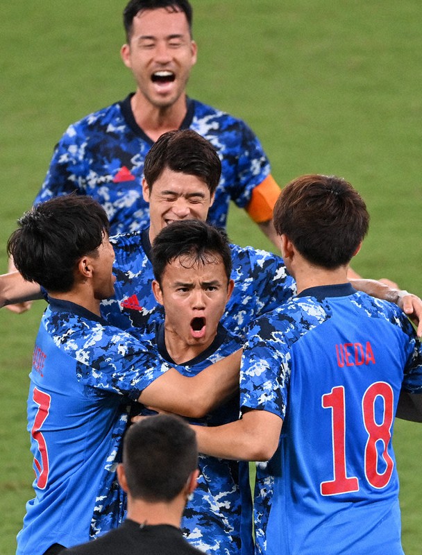【日本-南アフリカ】後半、ゴールを決めた久保建英(中央)がチームメートらと喜ぶ=宮間俊樹撮影