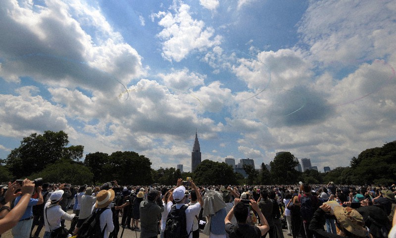 ブルーインパルスの5色のスモークでうっすらと描かれた五輪マーク=東京都新宿区の新宿御苑で2021年7月23日、手塚耕一郎撮影