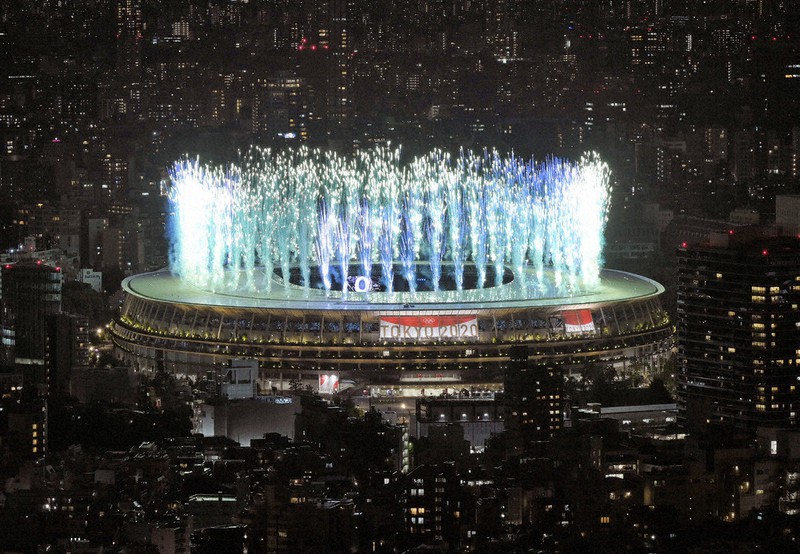 東京五輪の開会式が始まり、国立競技場で上がる花火=東京都渋谷区の渋谷スカイから2021年7月23日午後8時4分、手塚耕一郎撮影