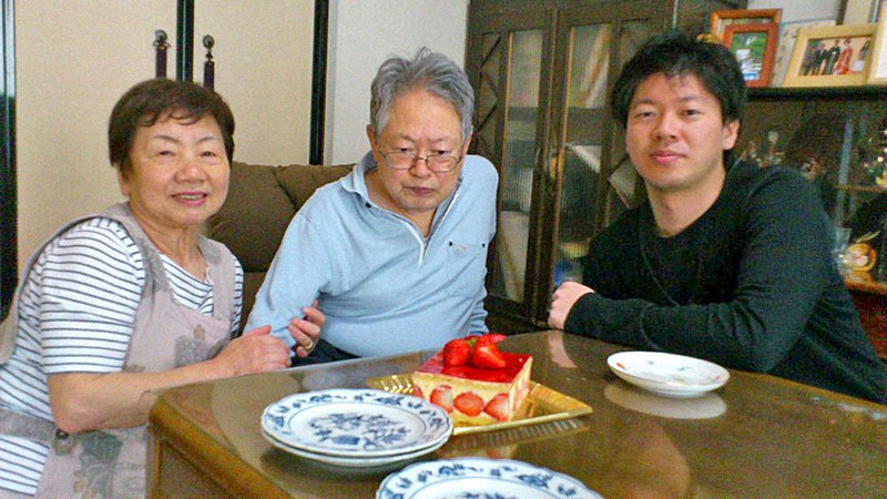 69の誕生日を迎えたころの政昭さん(中央)。右は浅井勇希さん、左は母直子さん=2012年5月27日午後1時56分、浅井さん提供