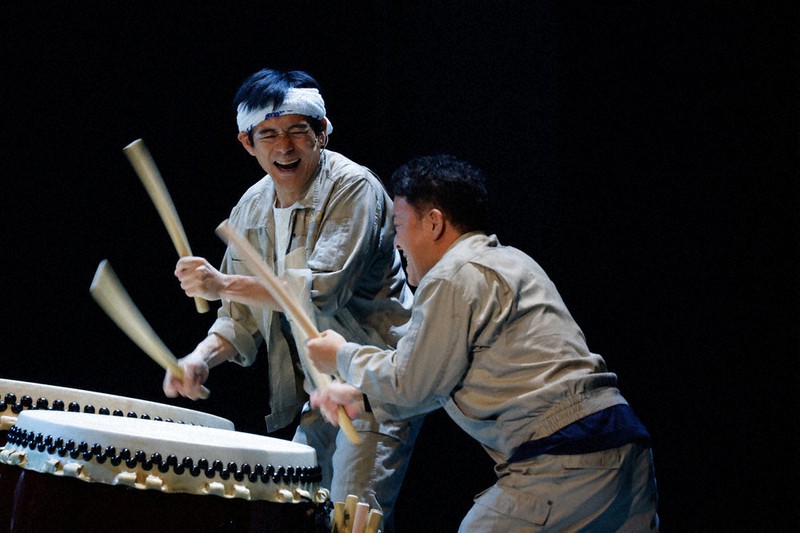 和太鼓の演奏を披露する博多華丸(左)と斉藤優=博多座提供