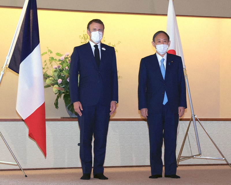 会談を終え、記念撮影に臨むフランスのマクロン大統領(左)と菅義偉首相=東京都港区の迎賓館で2021年7月24日午後0時29分(代表撮影)