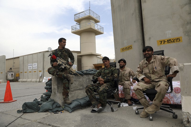 米軍が撤収した後のバグラム空軍基地を警備するアフガニスタン軍兵士=アフガニスタン東部パルワン州で2021年7月5日、AP
