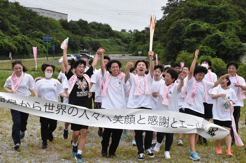 若者たちと笑顔でゴールした西本由美子さん(前列右から3番目)=福島県広野町さくら公園で2021年7月23日、磯貝映奈撮影