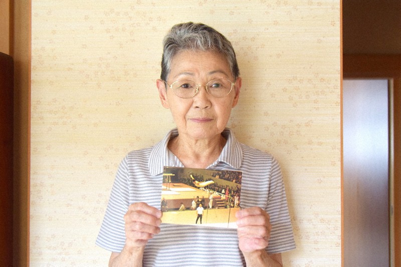 当時の絵はがきを手にする坂上禎子さん=群馬県桐生市本町で2021年7月16日、大澤孝二撮影