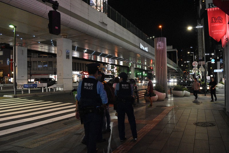 人影まばら 六本木の冷めた夜 五輪開会式 バーでは大歓声 毎日新聞