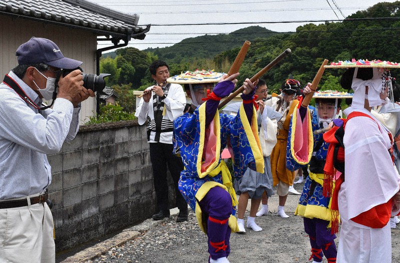 2021年の当番区の練習風景を記録する大形直樹さん(左)=志摩市磯部町迫間で2021年6月22日、下村恵美撮影