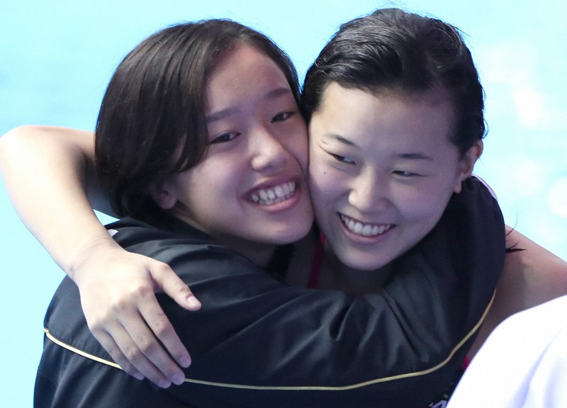 東京五輪出場が内定し、三上紗也可(右)と喜ぶ宮本葉月=韓国・光州で2019年7月19日、宮武祐希撮影