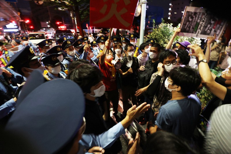 開会式に合わせて、国立競技場近くでオリンピック開催に反対してデモ行進する人たち。警察官ともみ合う場面も=東京都渋谷区で2021年7月23日午後8時11分、小川昌宏撮影