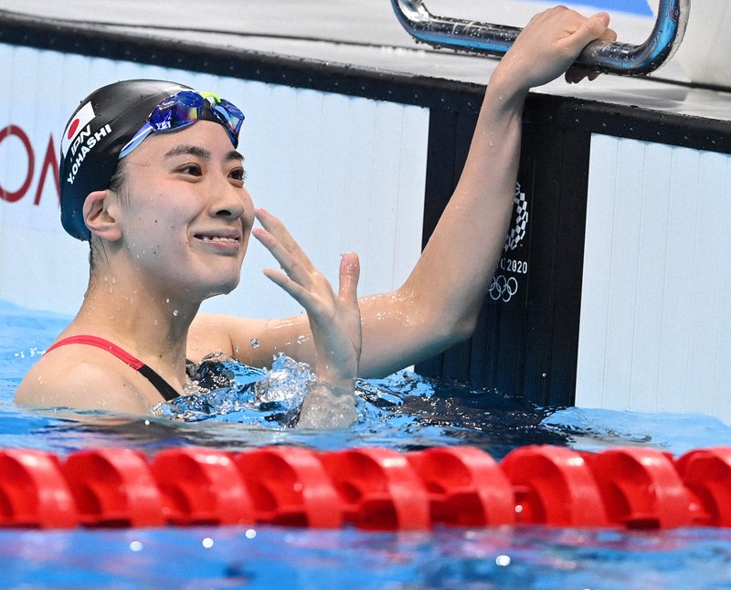 女子400メートル個人メドレーで予選を通過し笑顔の大橋悠依=東京アクアティクスセンターで2021年7月24日、宮間俊樹撮影