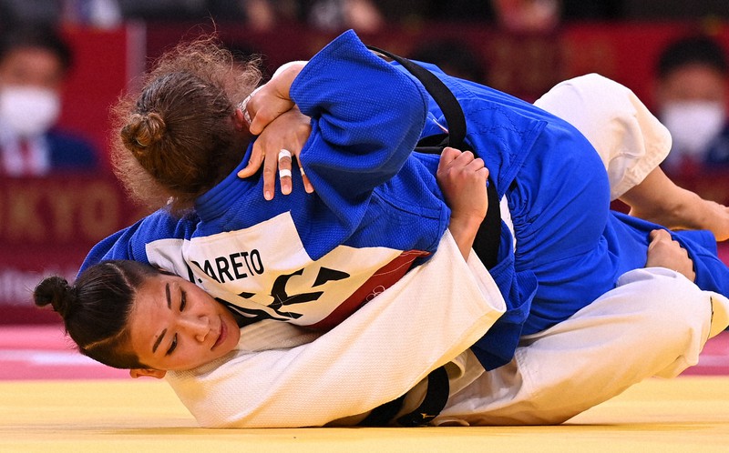 柔道女子48キロ級準々決勝、相手選手を攻める渡名喜風南(下)=日本武道館で2021年7月24日、徳野仁子撮影