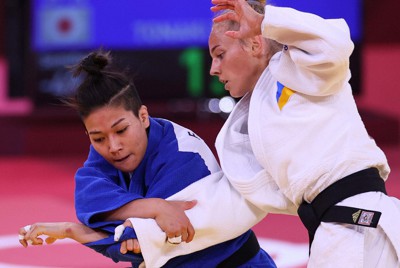 柔道女子48キロ級準決勝、ウクライナのダリア・ビロディド（右）を攻める渡名喜風南＝日本武道館で2021年7月24日、宮武祐希撮影