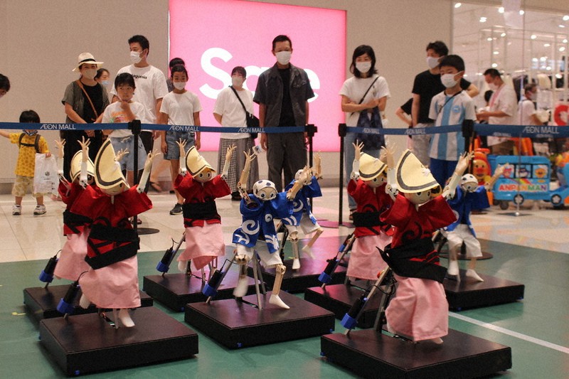 阿南工業高等専門学校の学生が製作した阿波踊りロボット「Awa Dancers」=徳島市南末広町のイオンモール徳島で、2021年7月18日午前11時25分、三野雅弘撮影