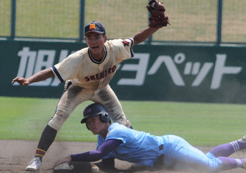 【帯広農-滝川西】三回裏滝川西無死一塁、中村が二盗を試みるもタッチアウト(遊撃手・佐伯)=旭川スタルヒン球場で2021年7月24日、三沢邦彦撮影