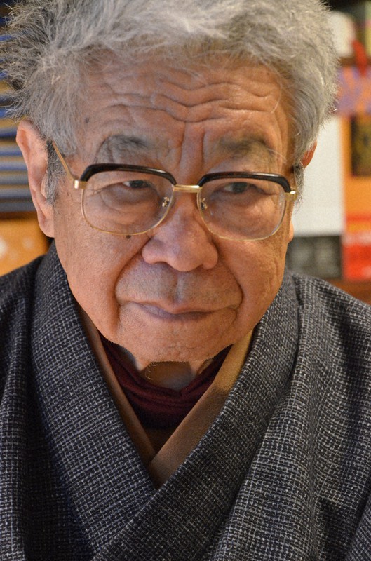 取材に応じるありし日の野添憲治さん=自宅で2015年10月24日、田村彦志撮影