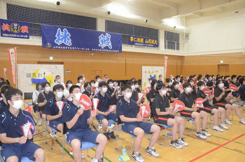 うちわをたたいて日本代表の試合を見守る山形城北高校のバレー部員=山形市で2021年7月24日、駒木智一撮影