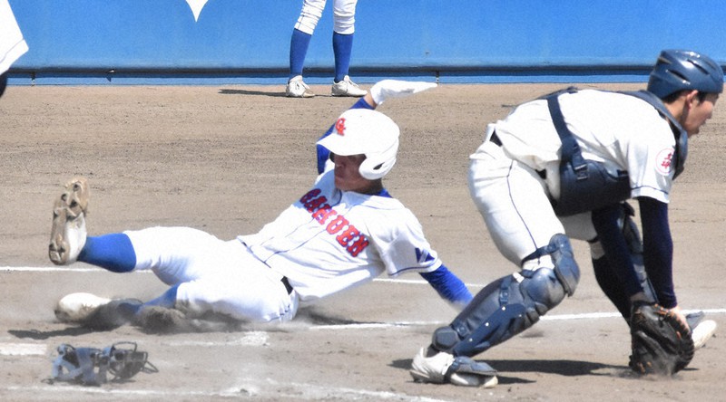 【鹿島学園-石岡一】八回表鹿島学園2死二塁、船田の左前適時打で生還する二塁走者の大川(左)=水戸市見川町のノーブルホームスタジアム水戸で2021年7月24日、川島一輝撮影