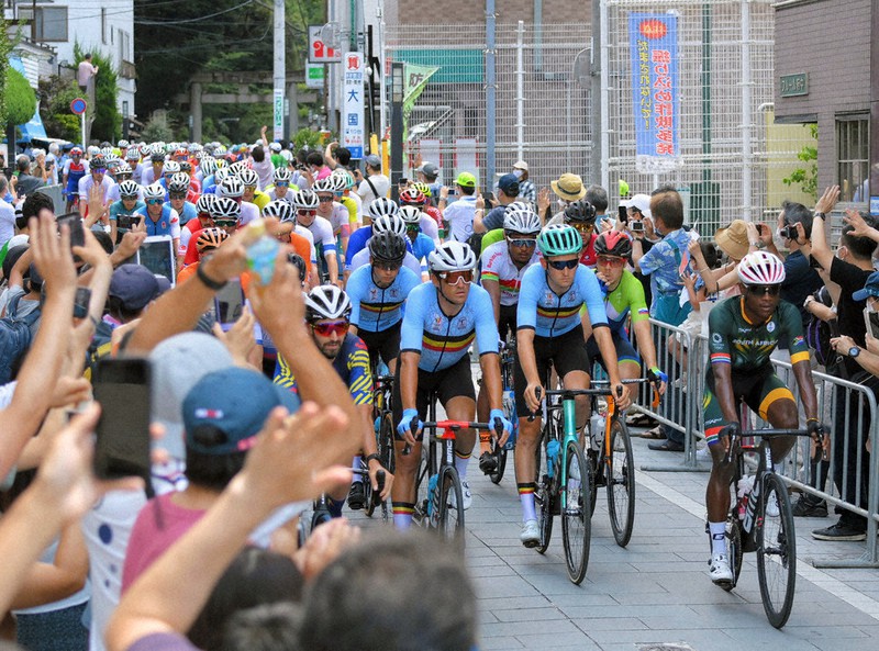 自転車男子個人ロードレースで細い路地をパレード走行する選手ら=東京都府中市で2021年7月24日、手塚耕一郎撮影