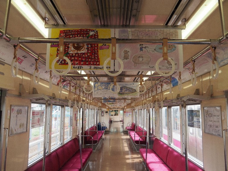 子供が描いた夢の絵が掲載された昨年の電車内=新京成電鉄提供