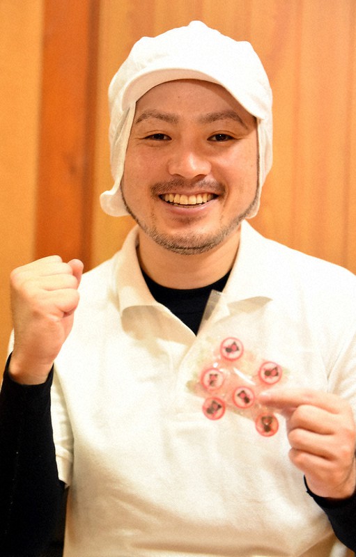 卸し中心の業態から、消費者により近い販売への転換に進む荒井和也さん=岐阜県高山市一之宮町のあらい製飴で2021年7月6日、大竹禎之撮影