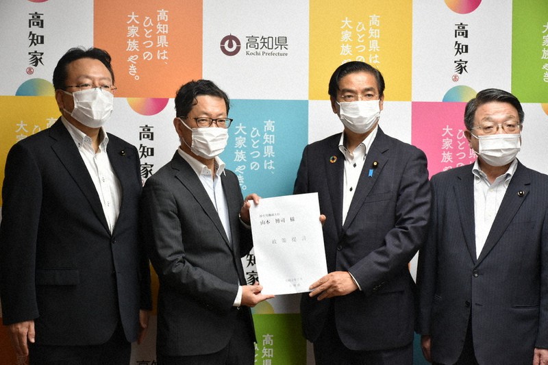 山本副厚労相(右から2人目)に政策提言を手渡す浜田知事(左から2番目)=県庁で、北村栞撮影