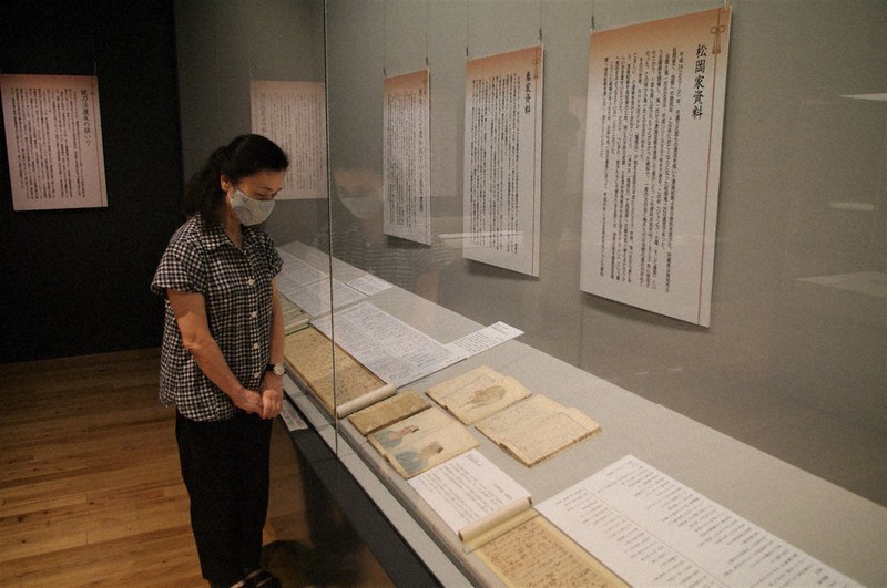 展示された資料と共に、収蔵に至るまでのエピソードが紹介されている=高知市浦戸城山の県立坂本龍馬記念館で、小林理撮影