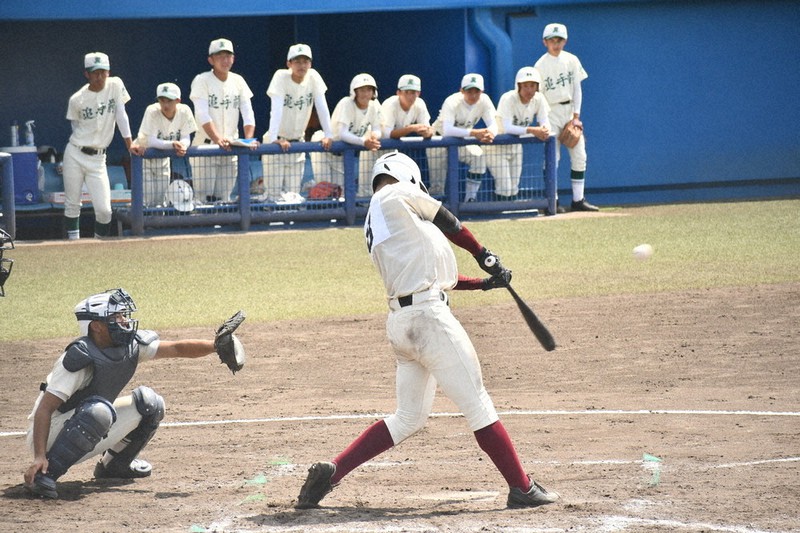 【高知追手前-高知】四回裏高知2死二塁、高橋友の適時二塁打で有田が生還、勝ち越しの4点目を挙げる=高知市の県立春野球場で、小宅洋介撮影