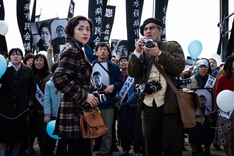 映画の一場面。前列右はユージン・スミスを演じたジョニー・デップさん、前列左はユージンの妻アイリーン役の美波さん=© Larry Horricks