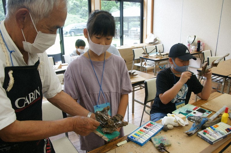 向吉さん(左)の指導を受けながら制作する子どもたち