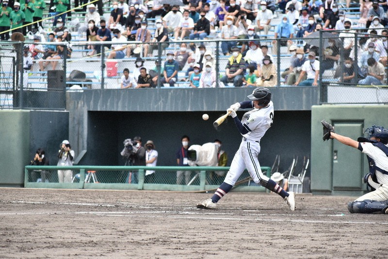 【樟南-れいめい】八回表樟南2死満塁、2点適時打を放つ麥生田