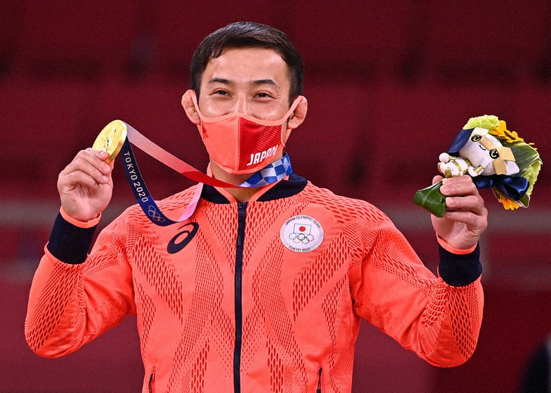 柔道男子60キロ級で優勝し金メダルを掲げて笑顔を見せる高藤直寿=日本武道館で24日、徳野仁子撮影