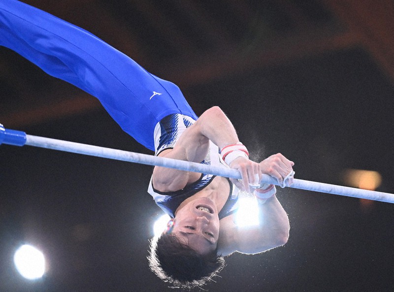 男子予選で鉄棒の演技でバーをつかみ損ねる内村。この後に落下した=宮間俊樹撮影