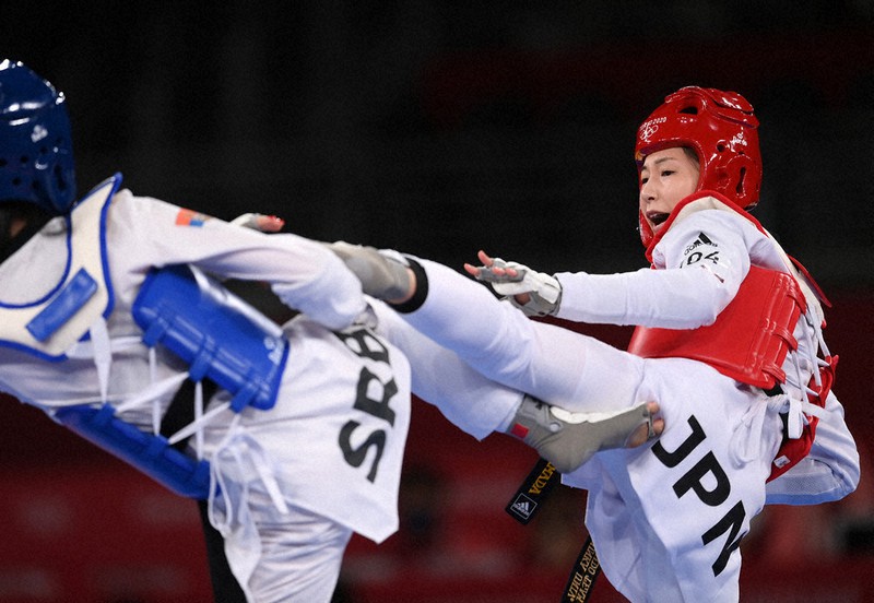 女子49キロ級3位決定戦、相手選手を攻める山田美諭(右)=幕張メッセAホールで2021年7月24日、久保玲撮影