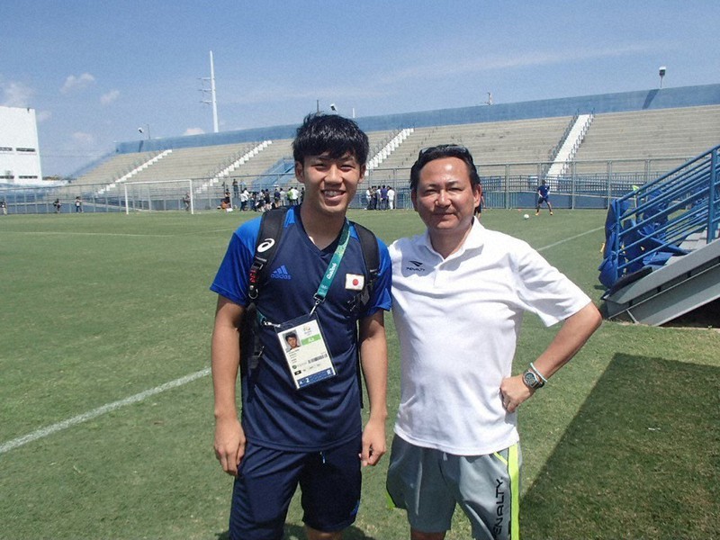 リオデジャネイロ五輪で遠藤航(左)と記念撮影する湘南会長の真壁潔さん=真壁さん提供