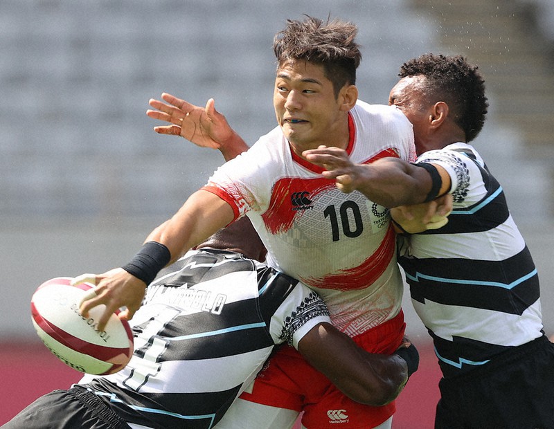 【日本-フィジー】前半、タックルを受けながらもパスを出す藤田(中央)=佐々木順一撮影