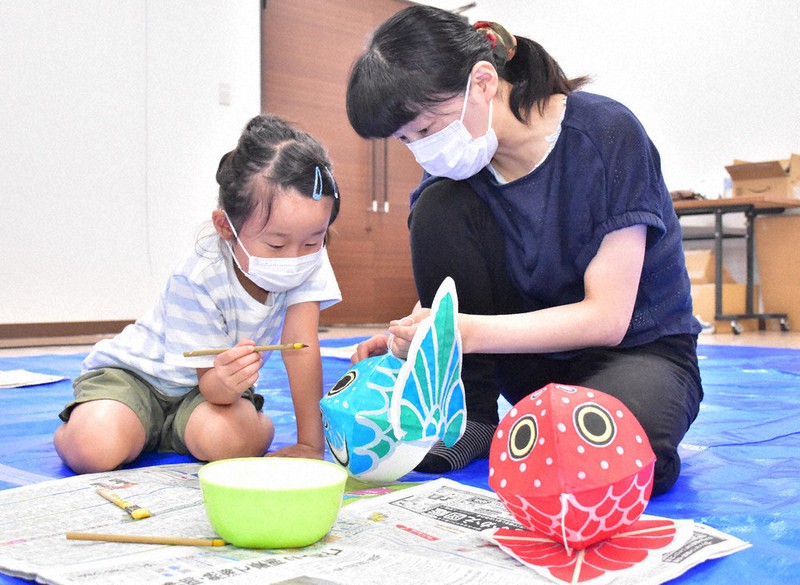 金魚ねぷたの絵付けを体験 弘前で家族連れら 青森 毎日新聞 金魚ねぷたの絵付けを体験 弘前で家族連れら 青森 毎日新聞