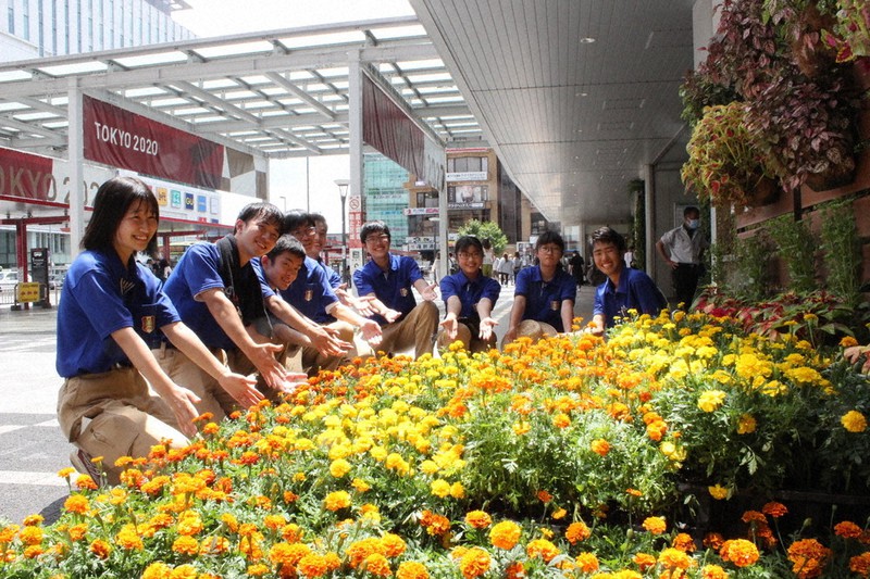 完成した花壇を囲む県立杉戸農業高校の生徒ら=さいたま市浦和区で2021年7月23日、岡礼子撮影
