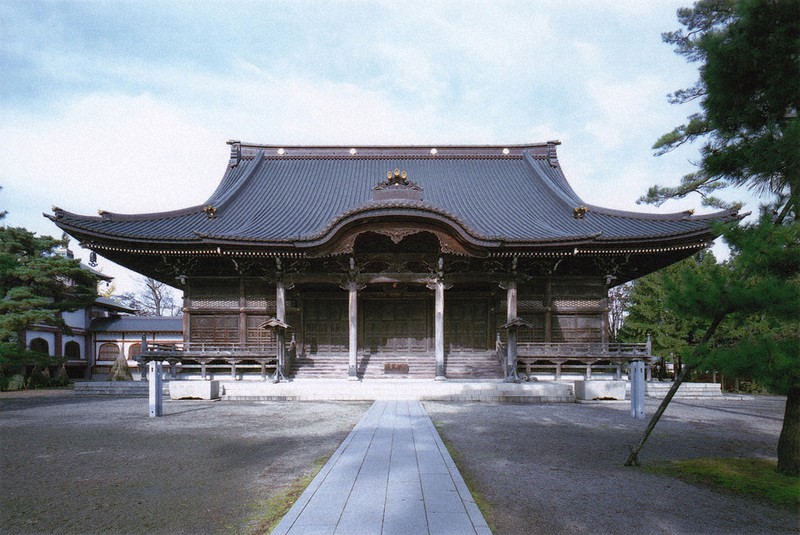 新潟県三条市の本成寺本堂=田村収さん撮影(同市提供)
