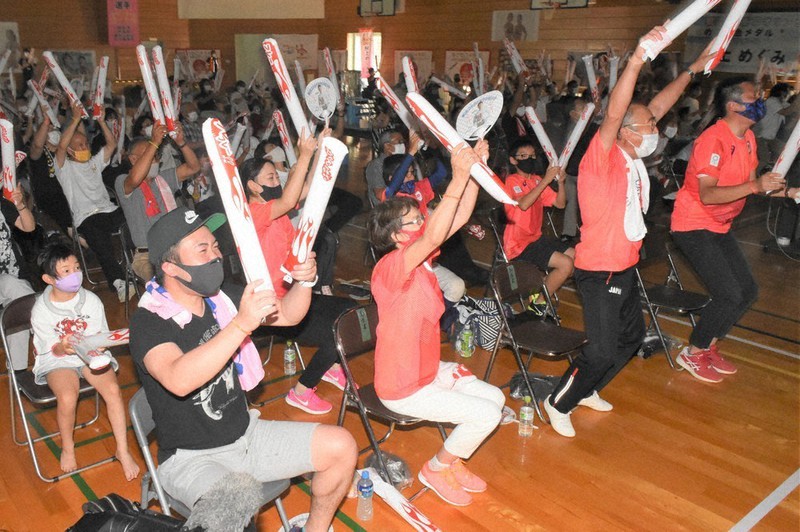 見延和靖選手の活躍にスティックバルーンをたたいて喜ぶ家族や知人ら=福井県越前市の南中山小学校で、大原翔撮影