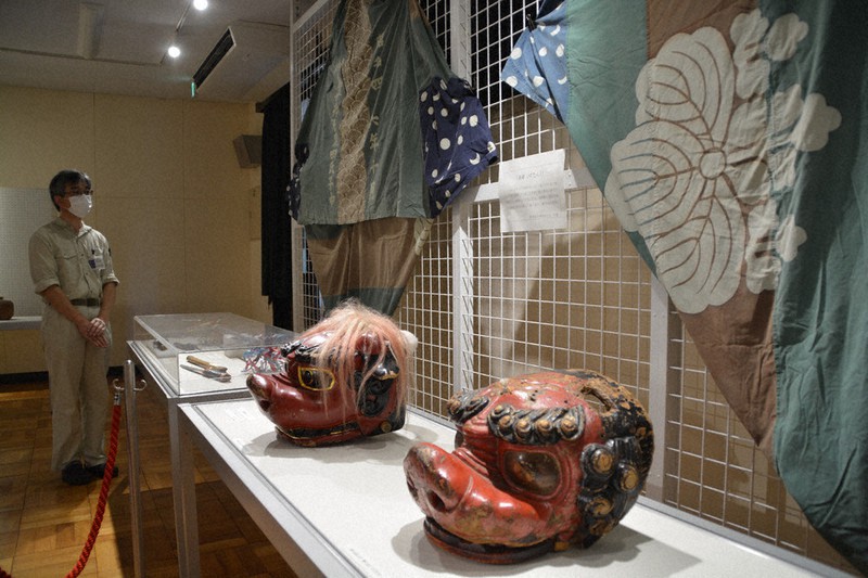 展示されている獅子頭など=三重県名張市郷土資料館で、山中尚登撮影
