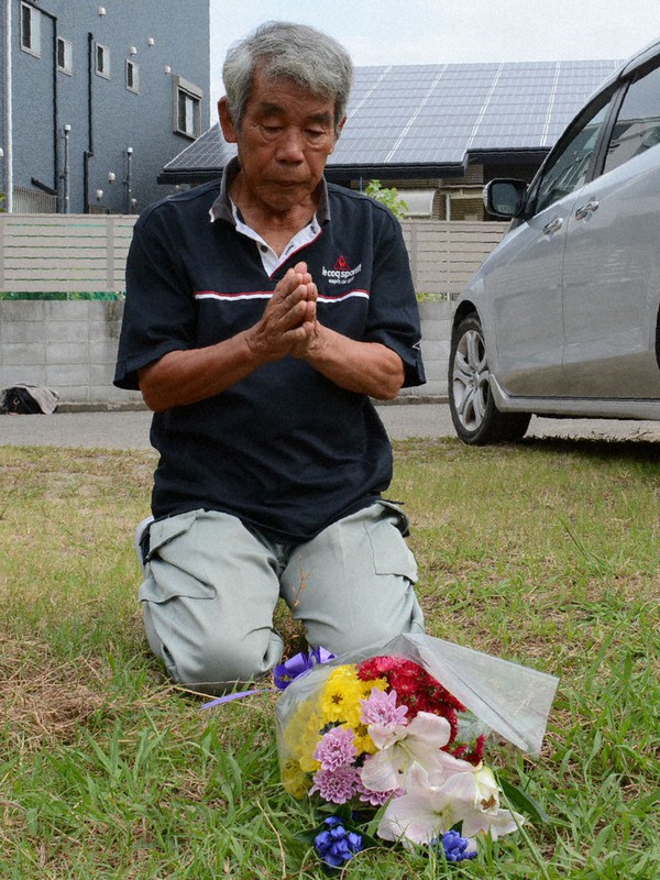 事件現場の空き地で献花する杉谷安生さん=和歌山市で、山口智撮影