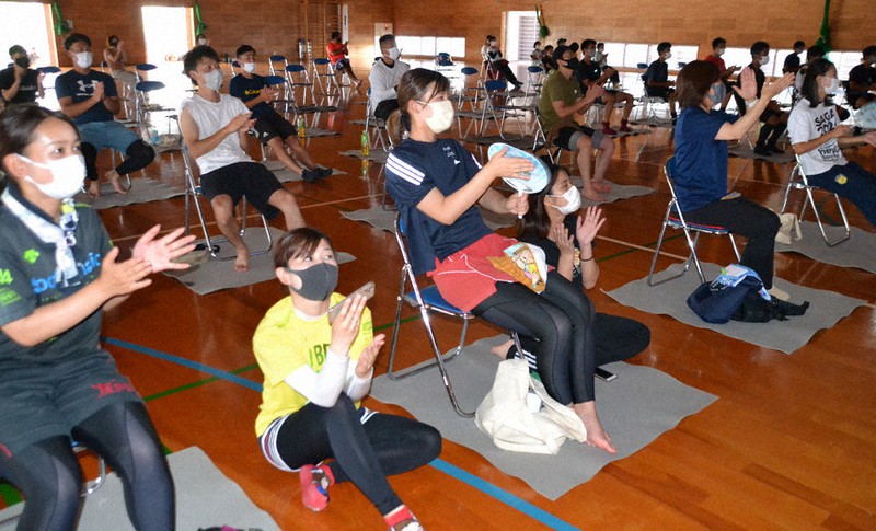 東京オリンピックのさくらジャパン初戦で伊万里市出身の鳥山選手が貢献した同点シーンに拍手を送る伊万里商業高ホッケー部OGら