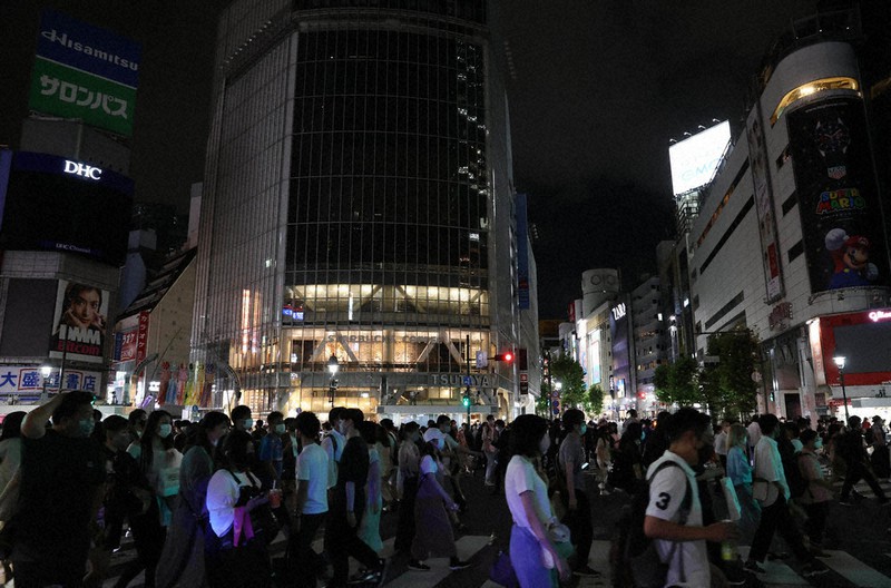 厳戒下の祭典で 渋谷の夜 人減らず 我慢しても変わらない カラオケ店に列 路上で飲酒 毎日新聞