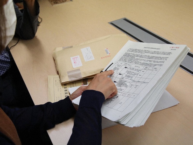 開示された「赤木ファイル」を確認する赤木俊夫さんの妻雅子さん=大阪市北区で6月22日、梅田麻衣子撮影
