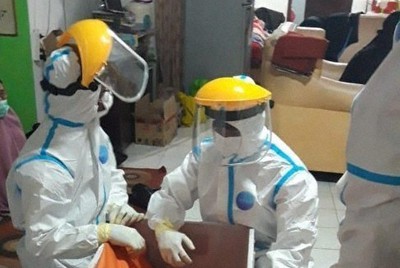 自宅で死亡した新型コロナウイルス感染者の遺体の搬送準備をするボランティアスタッフら＝インドネシア西ジャワ州ボゴールで7月、リノ・インディラさん提供