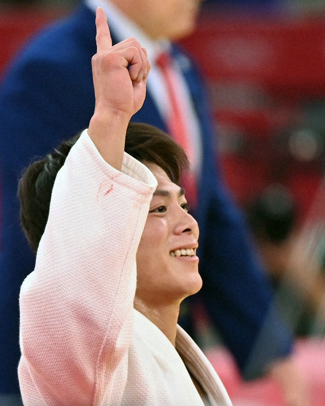 柔道男子66キロ級決勝を制して喜ぶ阿部一二三選手=日本武道館で2021年7月25日、宮間俊樹撮影