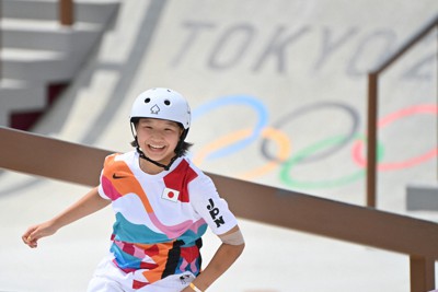 スケートボード女子ストリート決勝、4回目のトリックで高得点をたたき出し笑顔を見せる西矢椛＝有明アーバンスポーツパークで2021年7月26日、宮間俊樹撮影